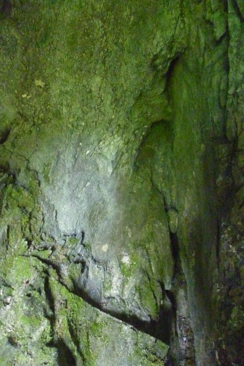 カンバ山の鍾乳洞 - 小洞窟内部